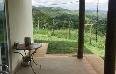 Imagem 3: Casa em meio a natureza