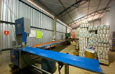 Imagem 6: Empresa em pleno funcionamento com maquinário completo para produção de papel toalha e pap