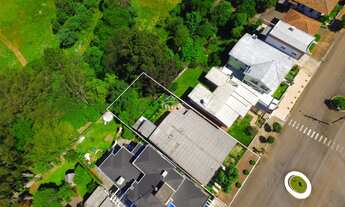 Imagem 2: Amplo terreno que consta uma casa com 228m² para reforma ou para demolição