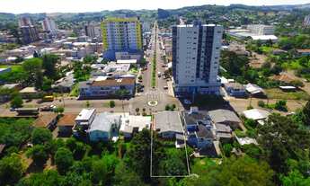 Imagem 5: Amplo terreno que consta uma casa com 228m² para reforma ou para demolição