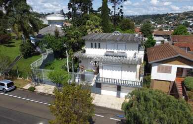 Imagem 2: Ampla casa com 03 quartos, salão de festas, piscina e 930m² de terreno no Centro de Getúli