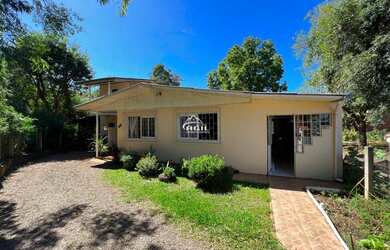 Imagem: Terreno amplo com 3 moradias, localizado