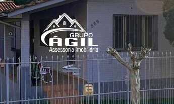 Imagem: Duas casas, no Bairro São Pelegrino, em