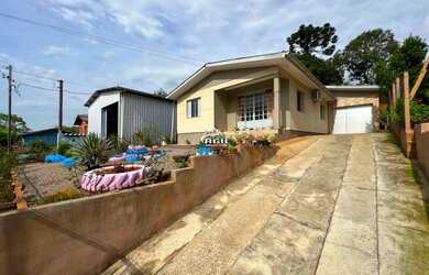 Imagem 2: Casa com amplo terreno, Localizada na Rua Padre Tiago, Centro de Estação