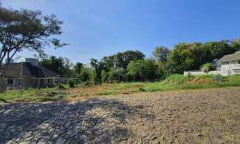 Imagem: Terreno de esquina amplo, em região residencial