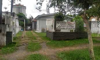 Imagem: Amplo terreno com 5 casas mistas