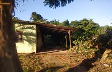 Imagem 2: Dois terrenos juntos com casa de alvenaria antiga