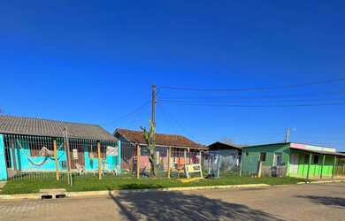 Imagem 2: Amplo terreno de esquina com 7 casas e um prédio comercial