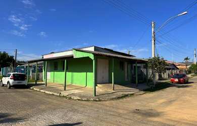 Imagem: Amplo terreno de esquina com 7 casas e um