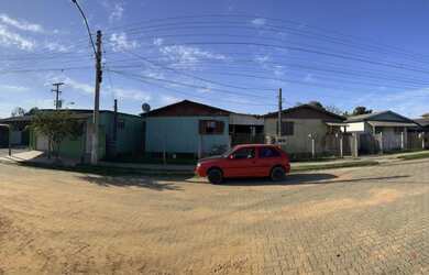 Imagem 5: Amplo terreno de esquina com 7 casas e um prédio comercial
