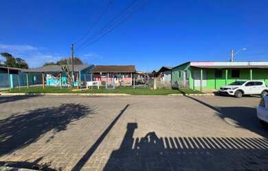 Imagem 6: Amplo terreno de esquina com 7 casas e um prédio comercial