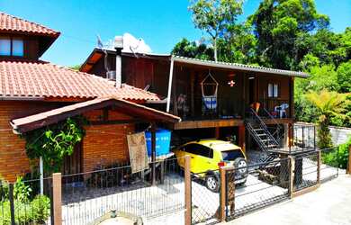 Imagem 2: EXCELENTE INVESTIMENTO, DUAS CASAS EM UMA LINDA ESQUINA!