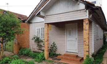 Imagem: Terreno com casa de madeira