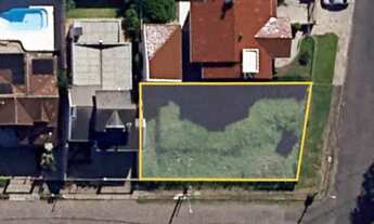 Imagem: Terreno de esquina, com leve aclive nos