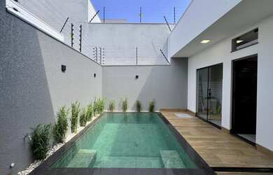 Imagem 7: Casa com Três Dormitórios e Piscina na Vila Santa Izabel em Maringá