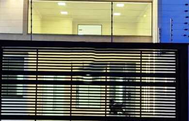 Imagem 2: Casa Moderna com Piscina no Jardim Mediterrâneo