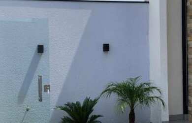 Imagem 6: Casa Moderna com Piscina no Jardim Mediterrâneo