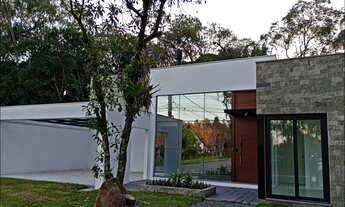 Imagem 2: Linda Casa com Arquitetura Moderna Junto ao Lago Negro em Gramado