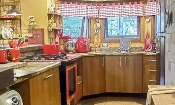 Imagem 2: Em Gramado, condomínio junto ao centro