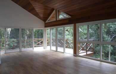 Imagem 2: Casa com 4 Dormitorio(s) localizado(a) no bairro Condomínio em GRAMADO / Rio Grande do Su