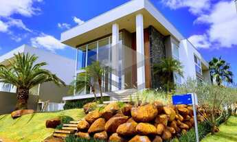 Imagem 1: Casa ampla de esquina e com 4 suítes, com piscina privativa, e excelente localização dentr