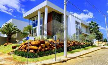 Imagem 2: Casa ampla de esquina e com 4 suítes, com piscina privativa, e excelente localização dentr