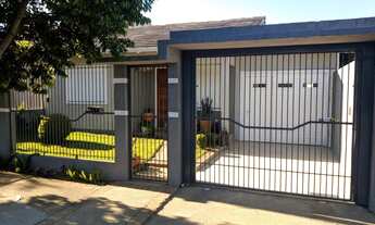 Imagem: Belíssima casa com piscina em ótima localização