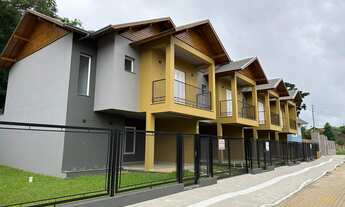 Imagem: Sobrados com três dormitórios. Bairro