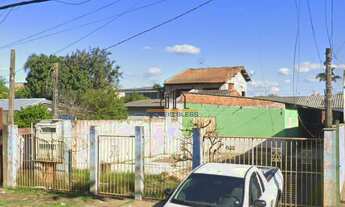 Imagem: Terreno com duas casa no pátio localizado