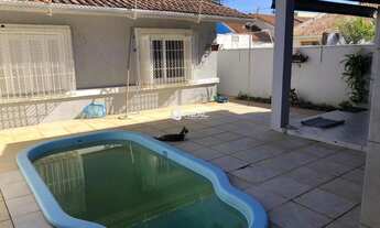 Imagem: Linda casa com piscina três dormitórios