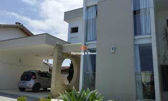 Imagem: Casa com piscina e móveis planejados à