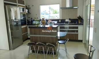 Imagem 4: Casa com piscina e móveis planejados à venda no Centro de Balneário Piçarras