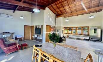 Imagem: Casa com quiosque e amplo espaço de pátio