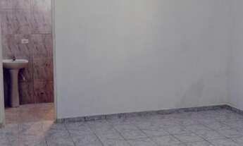 Imagem 2: Casa a venda com dois pontos comerciais no fundo