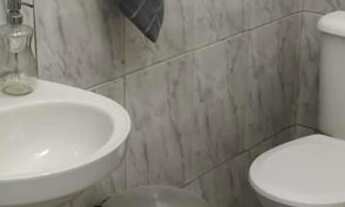 Imagem 3: Casa a venda com dois pontos comerciais no fundo