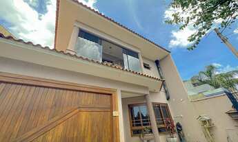 Imagem 3: Sobrado de 3 dormitórios com uma suíte com piscina no Bairro Mont Serrat