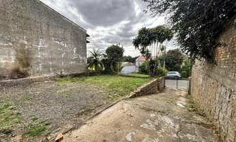 Imagem: Casa em terreno grande grande no bairro