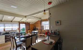 Imagem 2: CASA MISTA DE 02 DORMITÓRIOS COM ÓTIMO ACABAMENTO E DUAS VAGAS DE GARAGENS