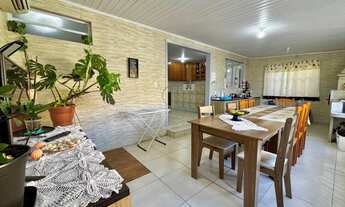 Imagem 2: Casa térrea com 3 dormitórios, duas vagas, amplo pátio. Excelente localização