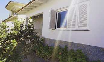 Imagem 2: Casa Terréa reformada com 02 Dormitorios, Vaga para Veículos com Patio no bairro Moinhos