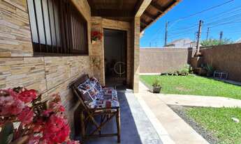 Imagem 2: Casa térrea com 2 dormitórios, sendo 1 suíte, 4 vagas, lareira, no bairro Igara