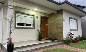 Imagem: Casa com churrasqueira e lareira em Sander