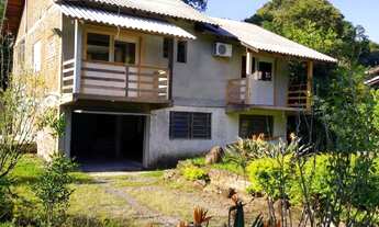 Imagem: Casa em alvenaria com 2 pisos