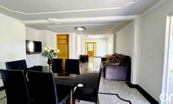 Imagem 3: Casa com 4 Suítes, Piscina e Vista para a Praça no Jardim Cuiabá – 619m² de Terreno