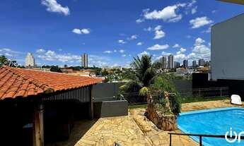 Imagem 7: Casa com 4 Suítes, Piscina e Vista para a Praça no Jardim Cuiabá – 619m² de Terreno
