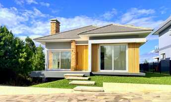 Imagem: CASA LOCALIZADA EM REGIÃO ARBORIZADA A