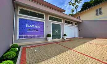 Imagem: Casa de alto padrão com sala comercial