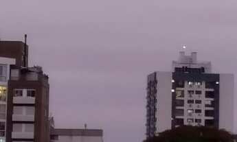 Imagem 4: 02 Dormitórios, sendo 01 Suíte com Closet, Box p/02 Carros