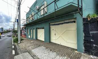 Imagem: Prédio Comercial Amplo na Entrada da Cidade