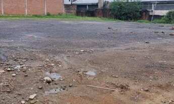 Imagem: Amplo terreno plano com 28 metros de testada